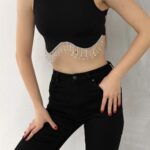 Kolsuz Beli Zincir Elmas Taş Detaylı Crop Kaşkorse Kumaş Bluz Taşlıcrop - Siyah