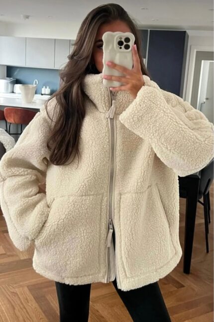 Dik Yakalı Cepli Kadın Peluş Ceket – Bej - Alfudo Moda